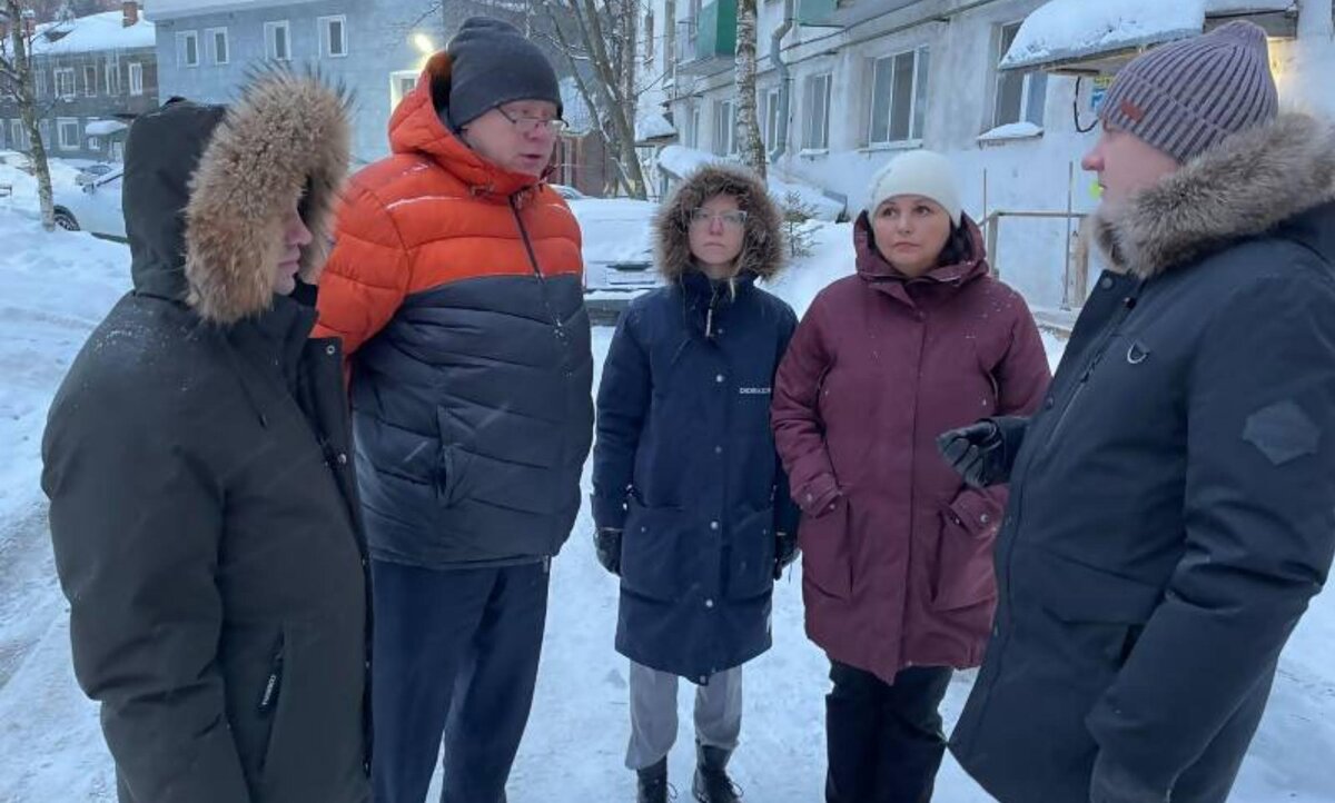 Напомним, проблемы с уборкой дворов и дорог в Архангельске тянутся с середины января. Ситуацию критикуют и обсуждают на всех уровнях. Губернатор Поморья Александр Цыбульский отчитал городскую администрацию и коммунальщиков за плохую уборку. 17 января главе города Дмитрию Мореву дали два дня, чтобы исправить ситуацию, однако 20 января в городе ничего не изменилось. Спустя четыре дня все сугробы также оставались на своих местах.