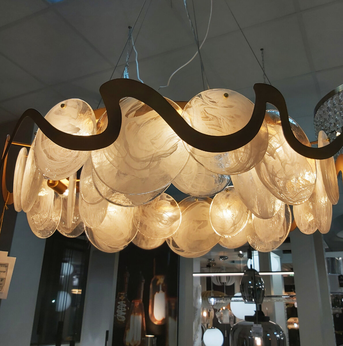 Люстра из стекла. Фото автора, сделано в магазине "Уют".