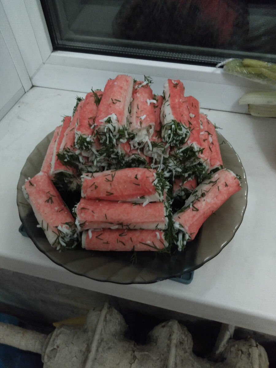 Всеми любимые рулетики из крабовых палочек