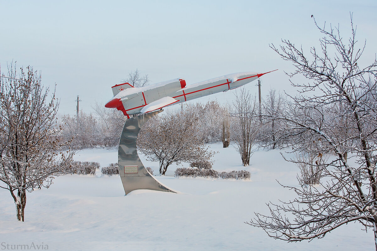 Установлен на территории завода на  против проходной. 