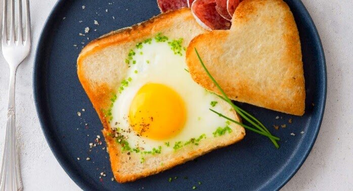 Гренки из хлеба с яйцом внутри на сковороде