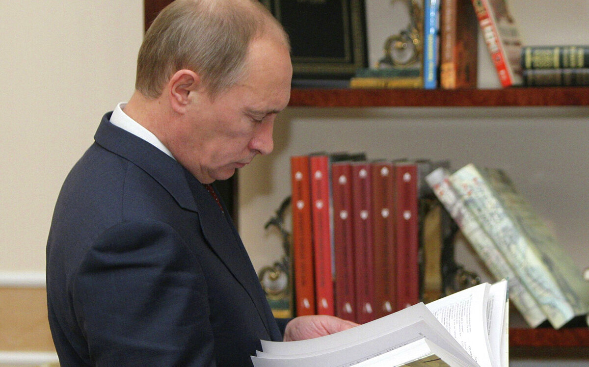 Президент тоже интересуется учебниками