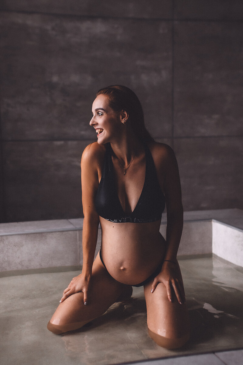 На фото 28 недель беременности.