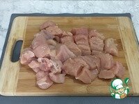     Сперва нарежем куриную грудку произвольными кусочками.