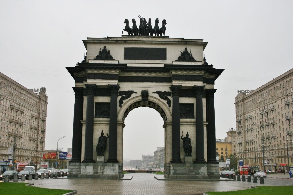 триумфальная арка париж. триумфальная арка улица. триумфальная арка улица. триумфальные ворота у парка победы в москве. триумфальные ворота на кутузовском проспекте.