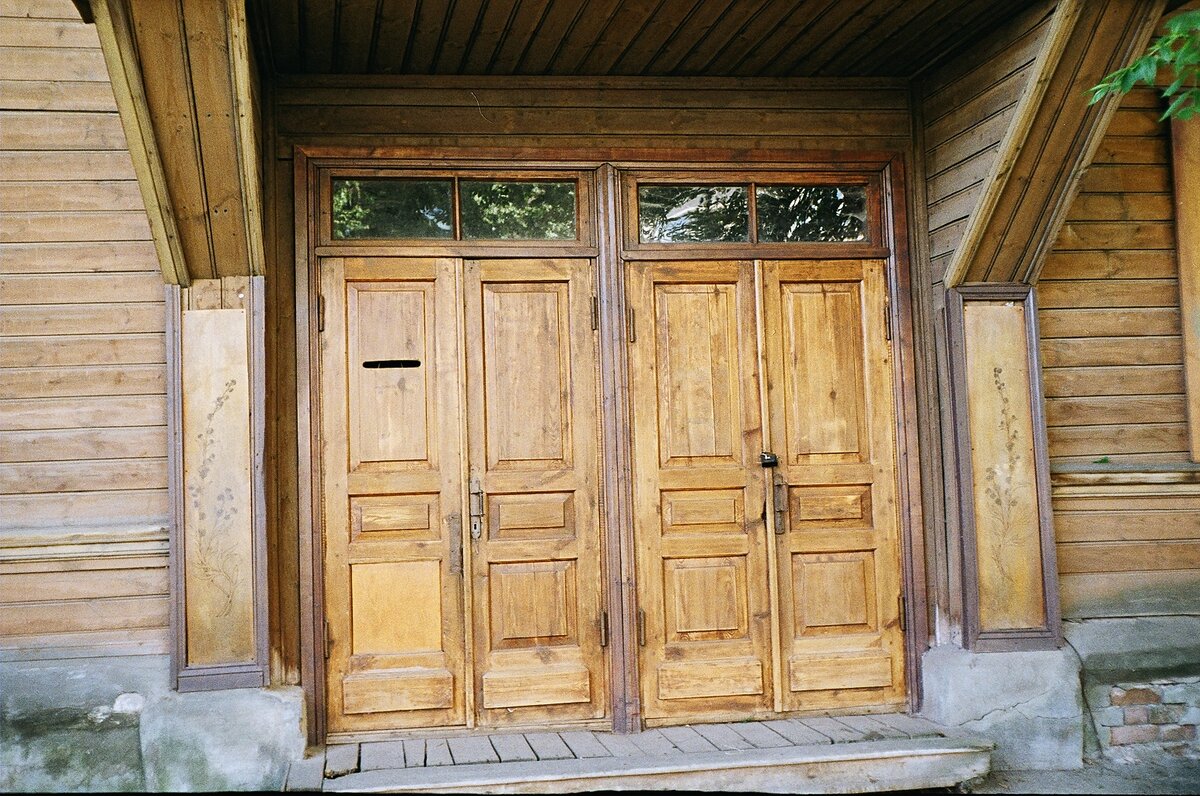 Главные двери