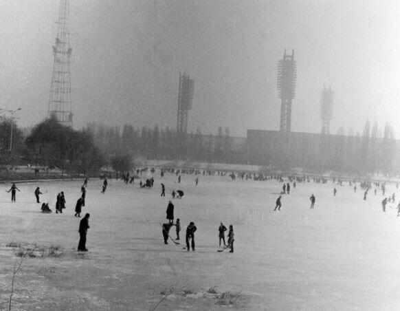 Замёрзшее Верхнее Покровское озеро, зима 1985-1986. Горожане катаются на коньках, играют в хоккей