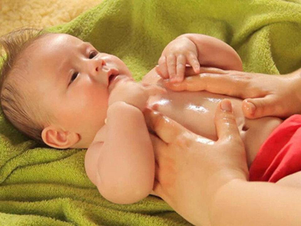 Baby oil massage. Утренний туалет грудного ребенка. Обработка складочек у детей. Обработка складок у новорожденных. Как умывать новорожденного ребенка.