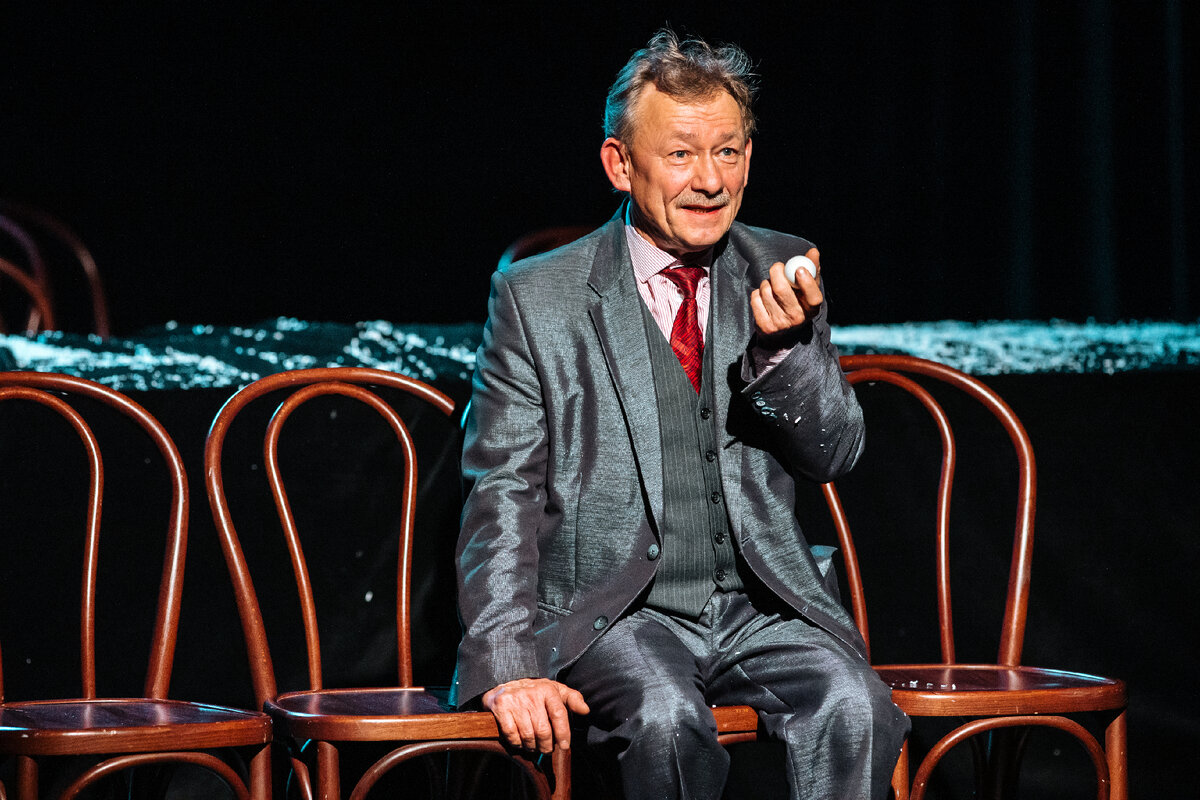 В руке у Каренина (артист Евгений Пиндюрин) - яйцо, символ бессмертной души.