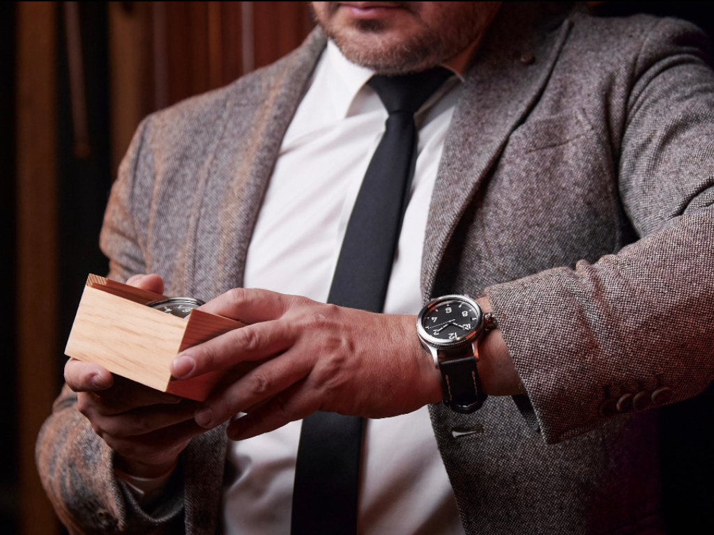 Часы из стали