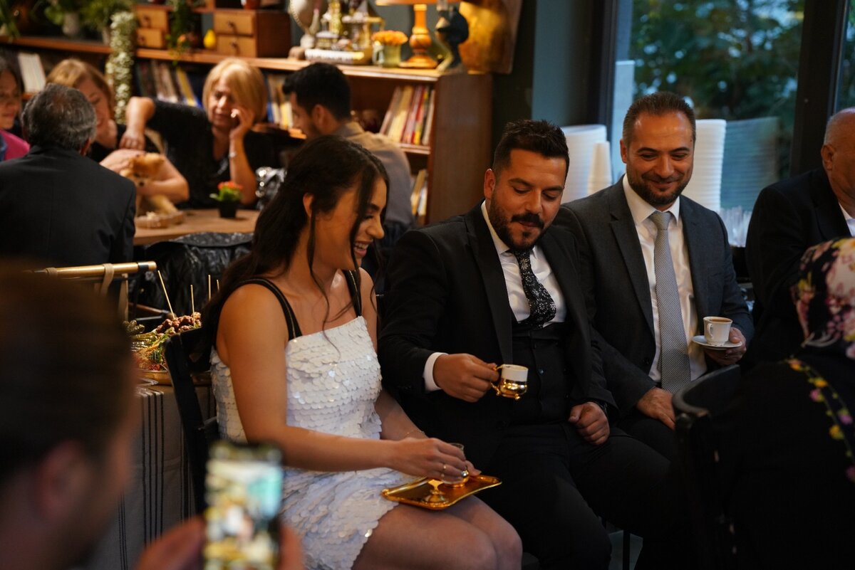 Вы бы видели Айкута! Он не морщился, конечно, и даже улыбался, но улыбка эта была достаточно страдальческой)