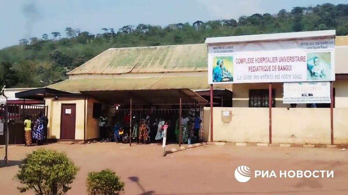    Главный госпиталь Банги, где лежит раненный при покушении генеральный директор Русского дома в ЦАР. Кадр видео© РИА Новости