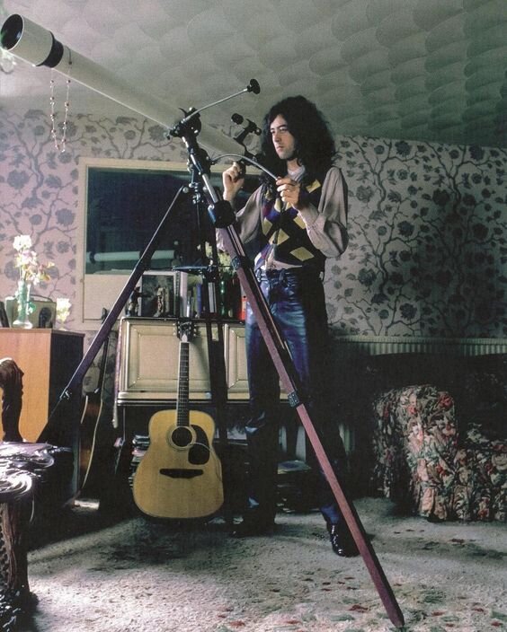 Звездами увлекается не только сэр Брайан. Пейдж в своем доме на воде в Пангборне  https://ar.pinterest.com/pin/657384876841194795/