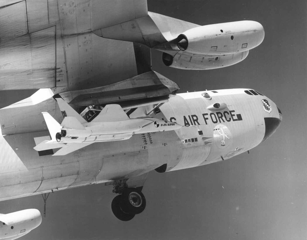 Испытания динамически подобной модели маневренного истребителя F-15 на критических режимах полета с борта NB-52B «Мячик-8» Фото: http://www.ninfinger.org/models/vault/B-52%20pylons/e26546.jpg