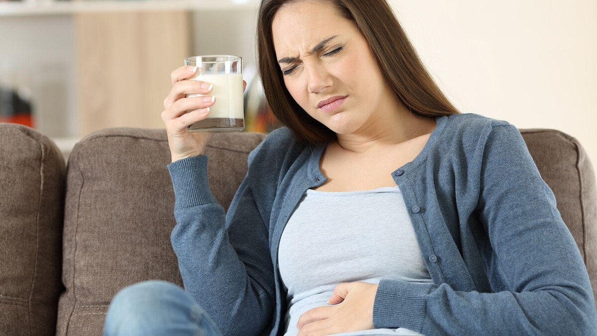 Дискомфорт и спазмы в животе, урчание, вздутие и диарея после употребления молочных продуктов — такими симптомами проявляется непереносимость лактозы.-2