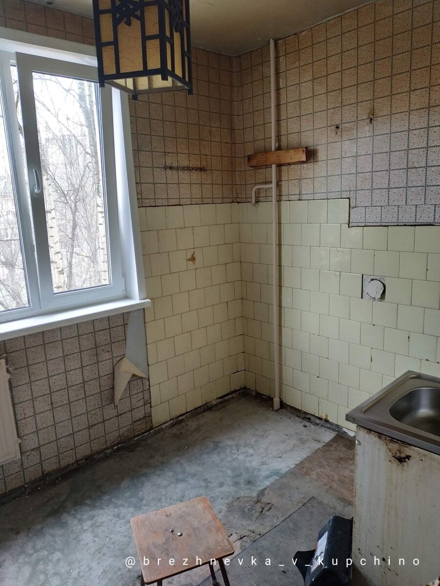 Старая кухня после демонтажа мебели, который я делала сама. Фото моё. 