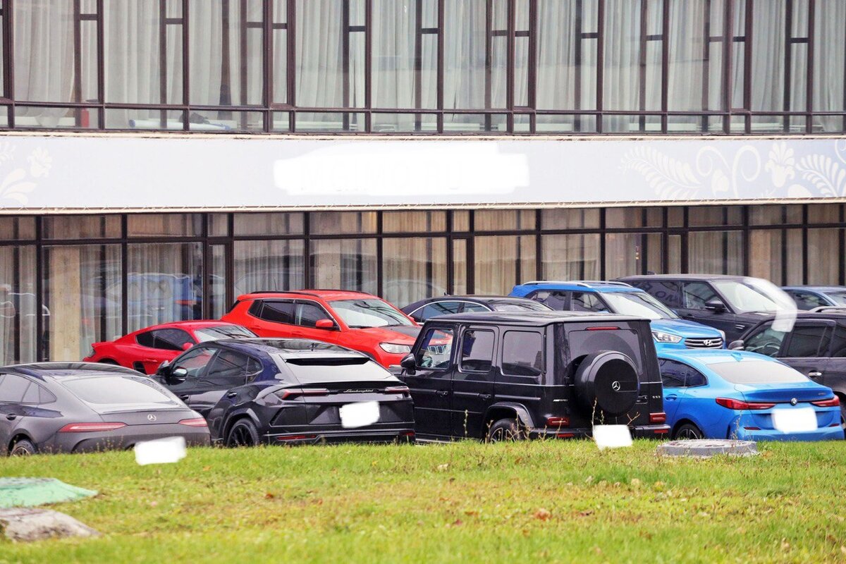 Массив машин на парковке МГИМО может стоить как жилой район где-нибудь за МКАДом.