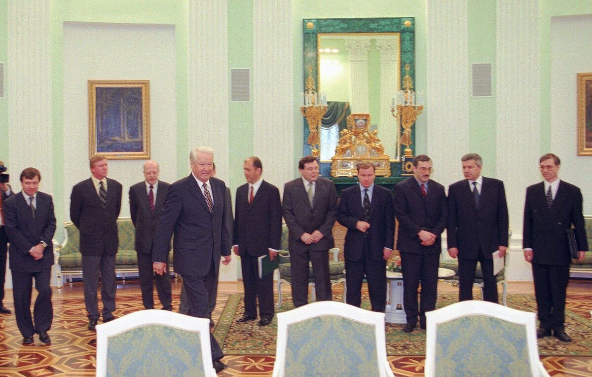 Слева-направо: Юмашев, Чубайс, Ельцин..., Фридман, Потанин, Ходарковский, Алекперов