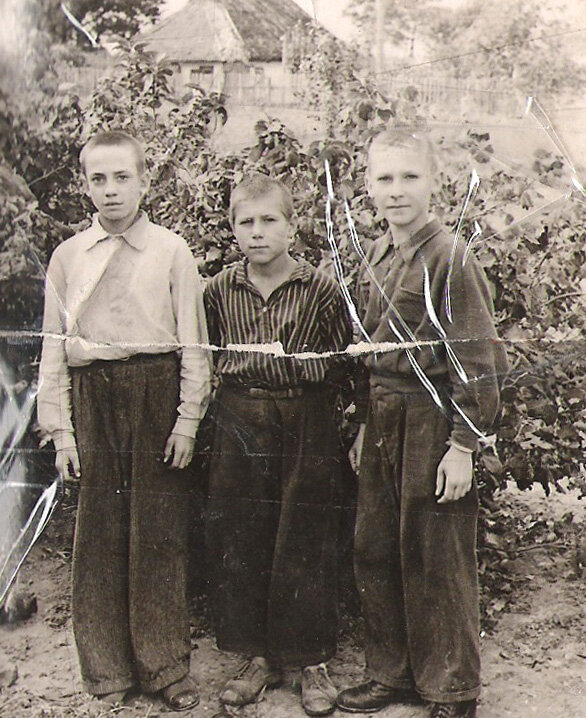 В центре - это мой папа - Сыч Степан Степанович