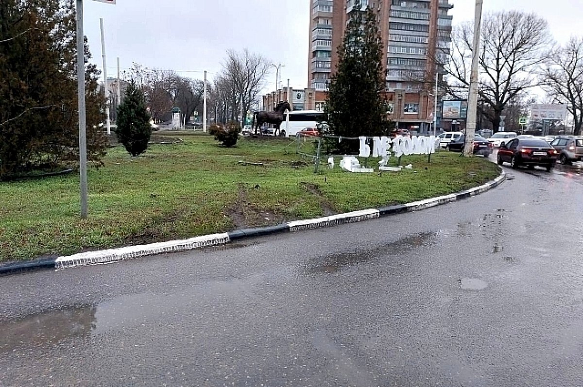    В Новочеркасске трезвый водитель Nissan Qashqai снёс информационный стенд