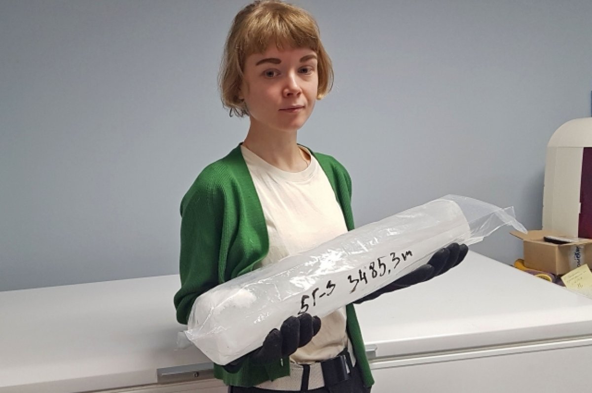    Сотрудник Арктического института показывает лед возрастом 400 тысяч лет.