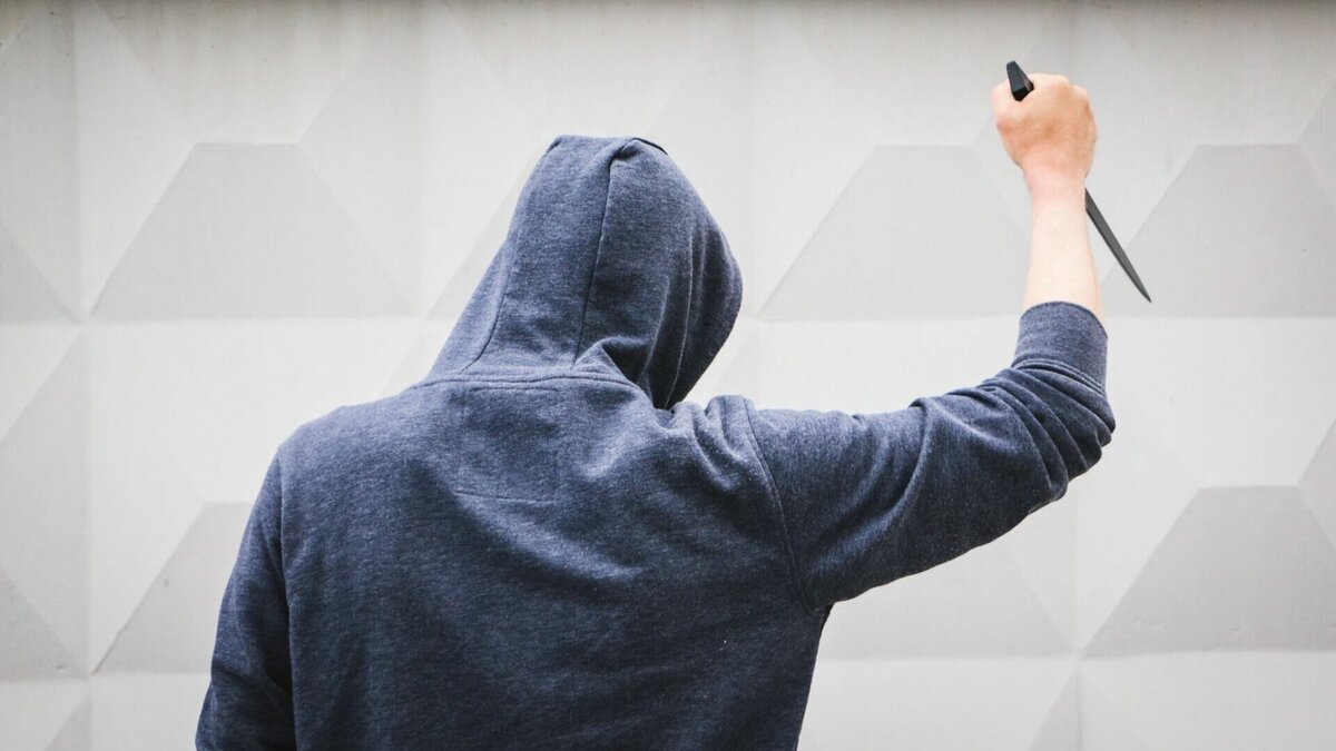     В Завьяловском районе мужчину будут судить за то, что он в состоянии аффекта убил своего соседа, который более года систематически оскорблял его семью.