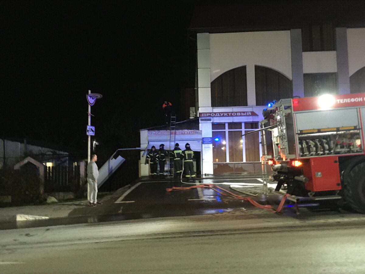 Магазин, который был задет пожаром.