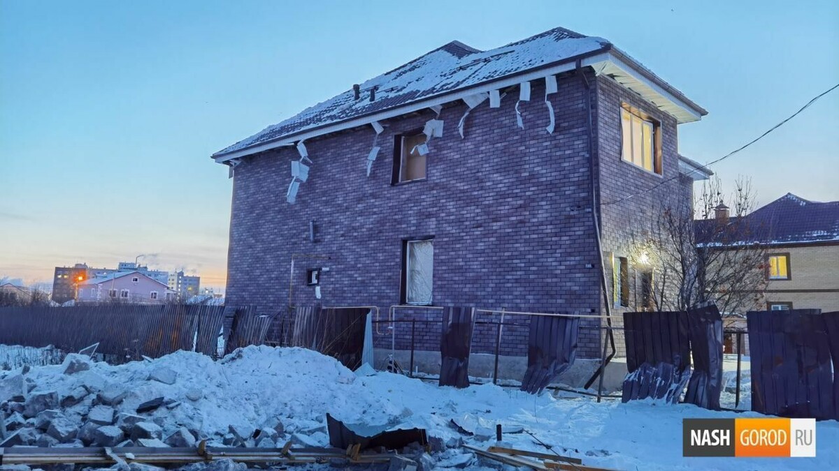     Жителей дома, пострадавшего сегодня ночью из-за взрыва газового баллона в автосервисе, временно поселят в гостинице. В их жилье в результате ЧП не осталось ни одного целого окна — на всех из них выбиты стекла. Также взрывной полной повреждены стены — по ним пошли трещины.