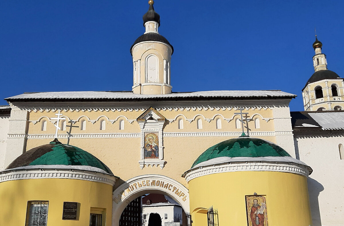 Свято пафнутьев боровский мужской монастырь фото. Пафнутьево-Боровский монастырь Боровск. Свято Пафнутьев монастырь. Пафнутьев-Боровский монастырь колокольня.