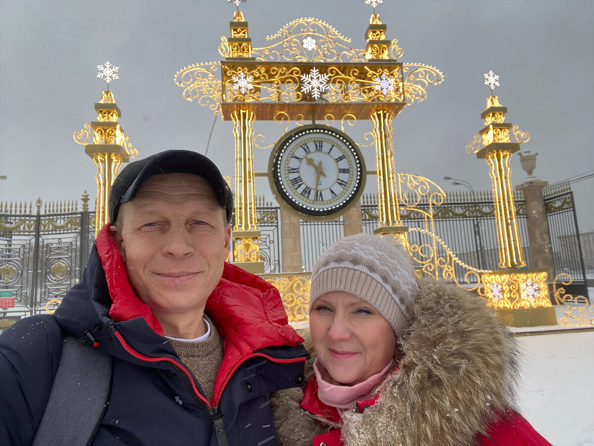 Павел и Ирина Бочкаревы перед парком Горького. Фото автора.