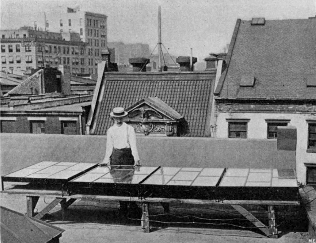 В 1883 году изобретатель из Нью-​Йорка Чарльз Фриттс изготовил первую солнечную панель, покрыв селен тонким слоем золота. Фриттс сообщил, что селеновый модуль вырабатывал ток «непрерывный, постоянный и значительной силы». Конечно эффективность у нее была, мягко говоря, так себе — панели переводили в энергию только 1% от попадающей на них солнечной энергии. Современные солнечные батареи работают с КПД до 20 процентов.
Первые солнечные элементы Charles Fritts начали использоваться на крыше в Нью-​Йорке в 1884 году. Однако высокие материальные затраты препятствовали широкому использованию этих солнечных элементов.
