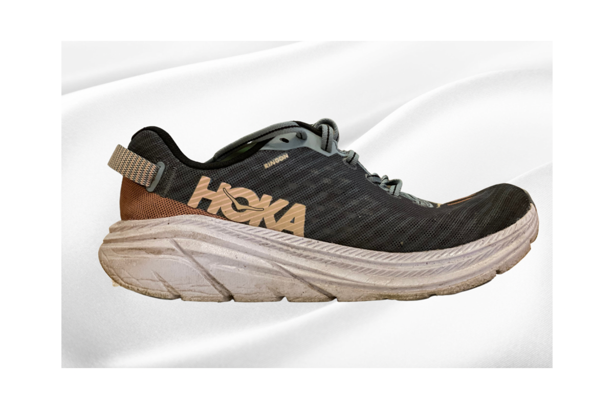 Здесь кажется, что носок сильно задран, но при погружении стопы в кроссовок подошва уплощается, потому что упругости Хоке явно не хватает.