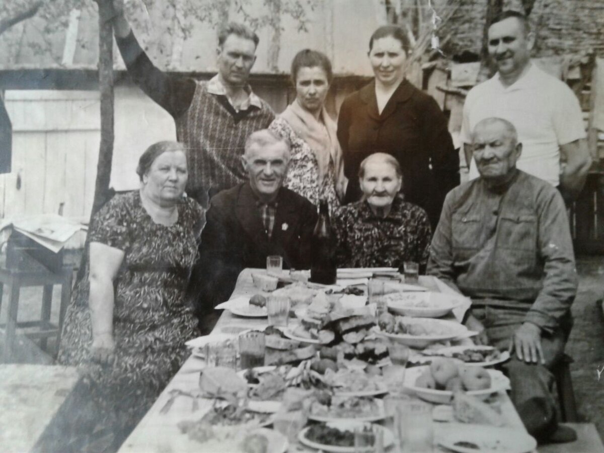 Фото конца 1950-х годов. Свекор (на фото во втором ряду крайний справа) настоящий урожденный донской казак из станицы Николаевской на Дону.