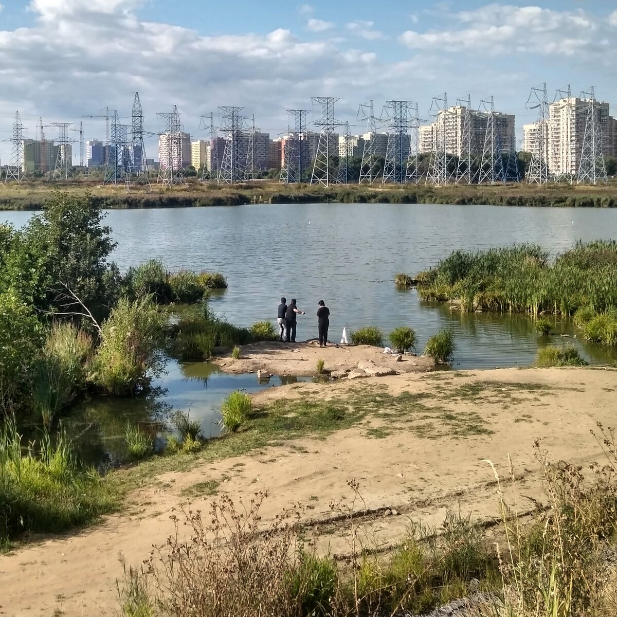 Грязное озеро как место отдыха. На безрыбье - и рак рыба.