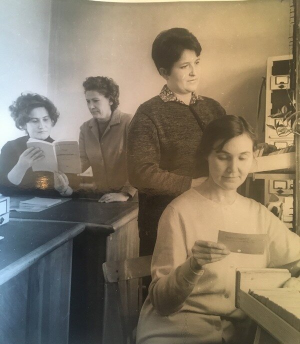 «Пусть сегодня это звучит не скромно, – говорит Ляйля Исмагиловна, – но библиотеки в докомпьютерную эпоху были центрами знаний, образования, культуры, науки. Существовало содружество читателей и библиотекарей. Ведь к нам обращались за помощью преподаватели всех вузов Уфы, режиссеры, художники, краеведы. Они старались найти своего библиотекаря – того, который бы вник в суть поставленной задачи, уловил мысль исследователя и цель его работы. К примеру, частым гостем и читателем в библиографическом отделе был Виктор Ханцевич Пяри, балетмейстер Башкирского оперного театра. Он читал книги по балету, листал профильные журналы в поисках идей для своих постановок – образы актеров, детали декораций рождались в головах выдающихся людей, а не на мониторе компьютера. Мне довелось работать с солистами, артистами балета, педагогами: Майей Тагировой, Зайтуной Насретдиновой, Зорей Утяшевой, с танцовщиком, балетмейстером, педагогом Халяфом Сафиуллиным, исследователями-краеведами Георгием Гудковым, Николаем Барсовым и многими выдающимися людьми. Вместе с коллегами помогали при подготовке докторской диссертации Рустему Гумеровичу Кузееву, ректору пединститута. Кстати, после успешной защиты он специально приехал в библиотеку с подарками для всех своих добровольных помощников. Мне поручали встречать почетных гостей и проводить для них экскурсии по библиотеке и городу. Называли «ходячей энциклопедией»… Сейчас смешно об этом вспоминать: как можно тягаться с Гуглом или Википедией?».