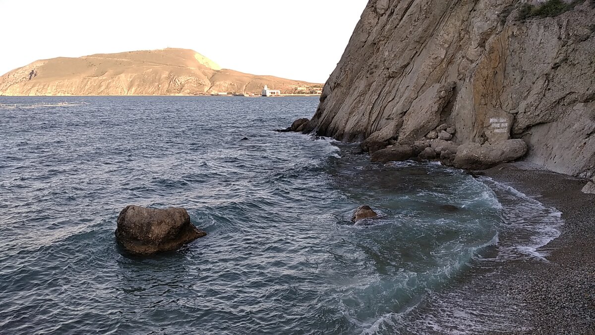 Скала справа - это и есть Седло. 