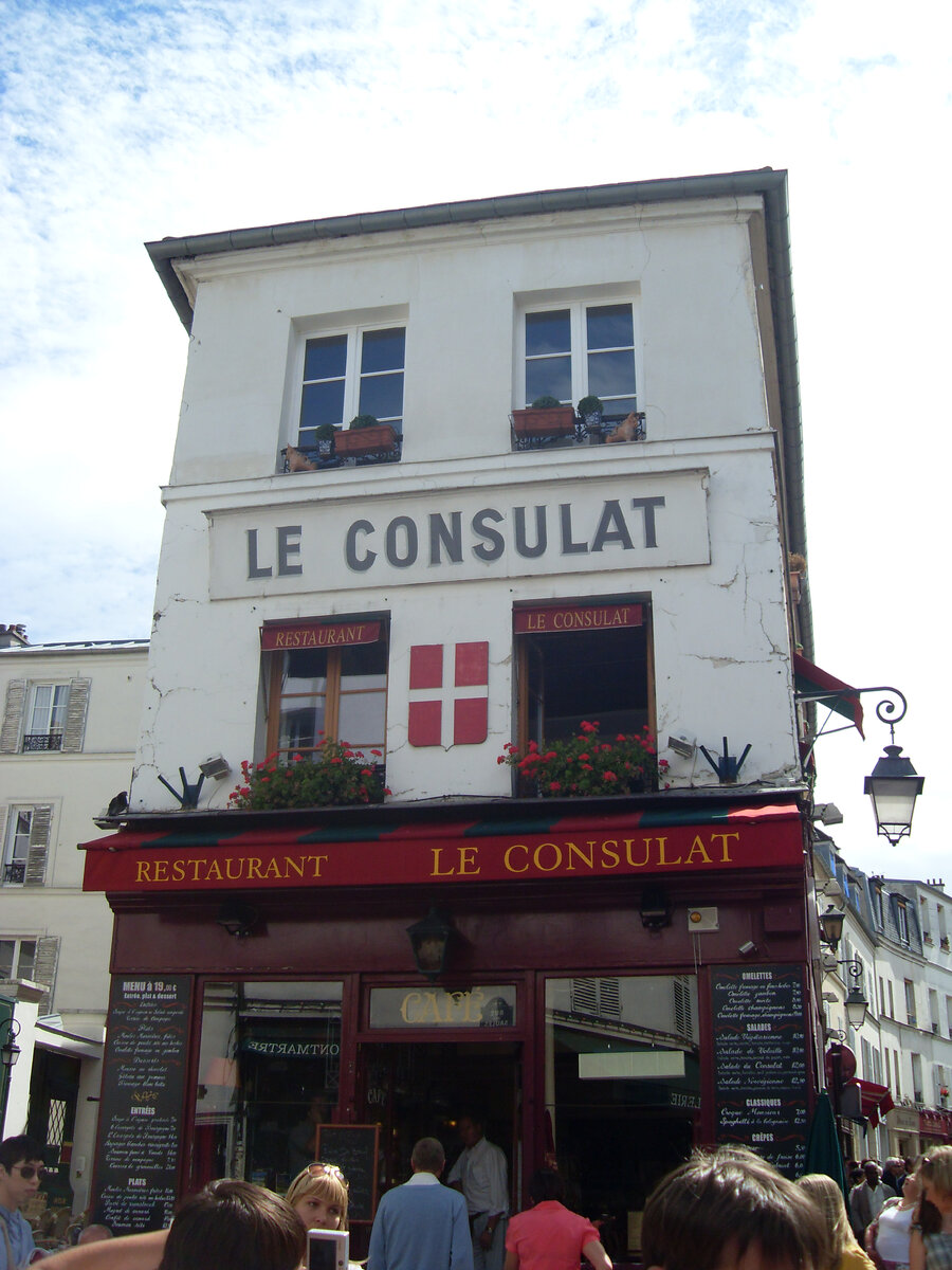 Один из старейших ресторанов Монмартра - Le Consulat. Говорят, за его уличными столиками пил кофе Ван Гог, и вероятно, не только он :) 