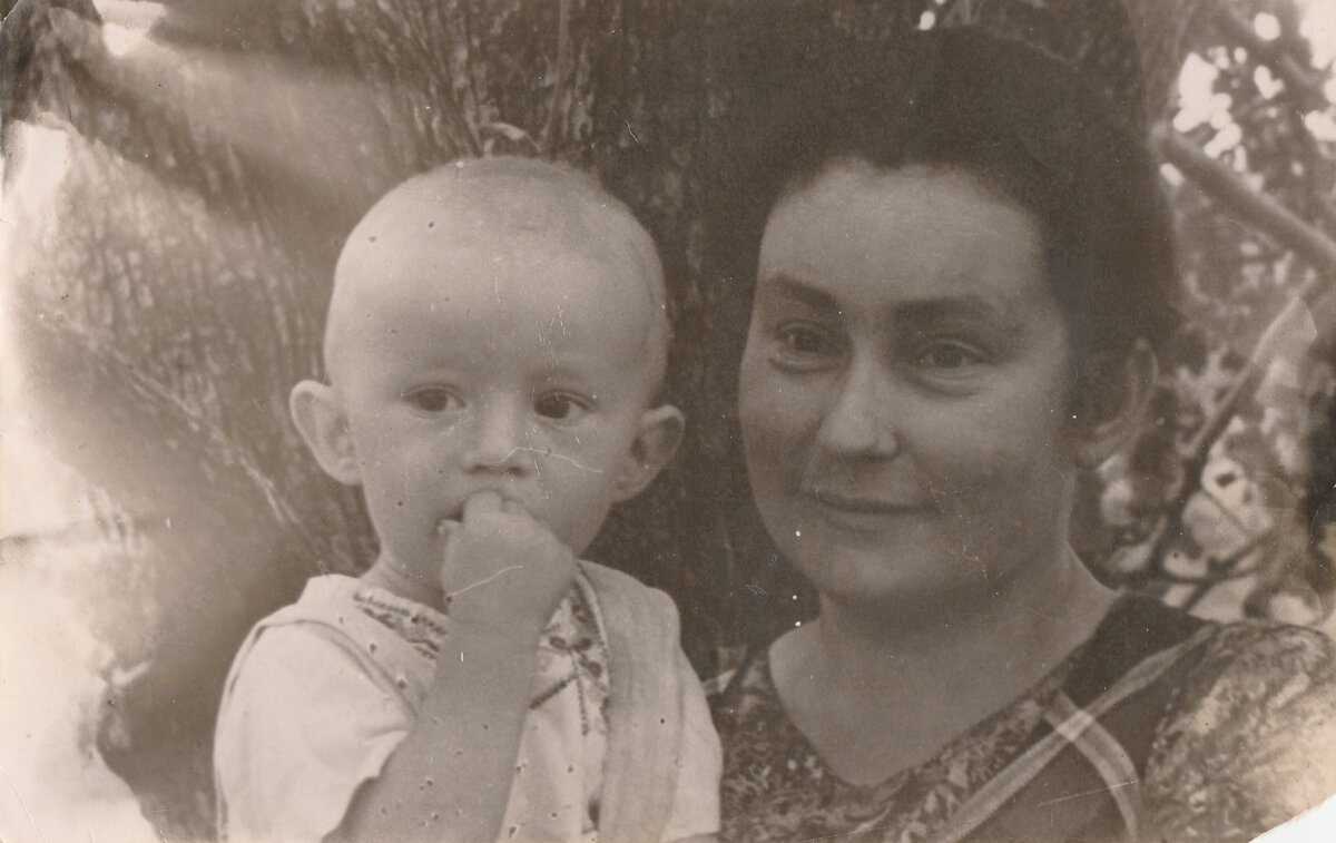 Жуков Ю.Б. с матерью