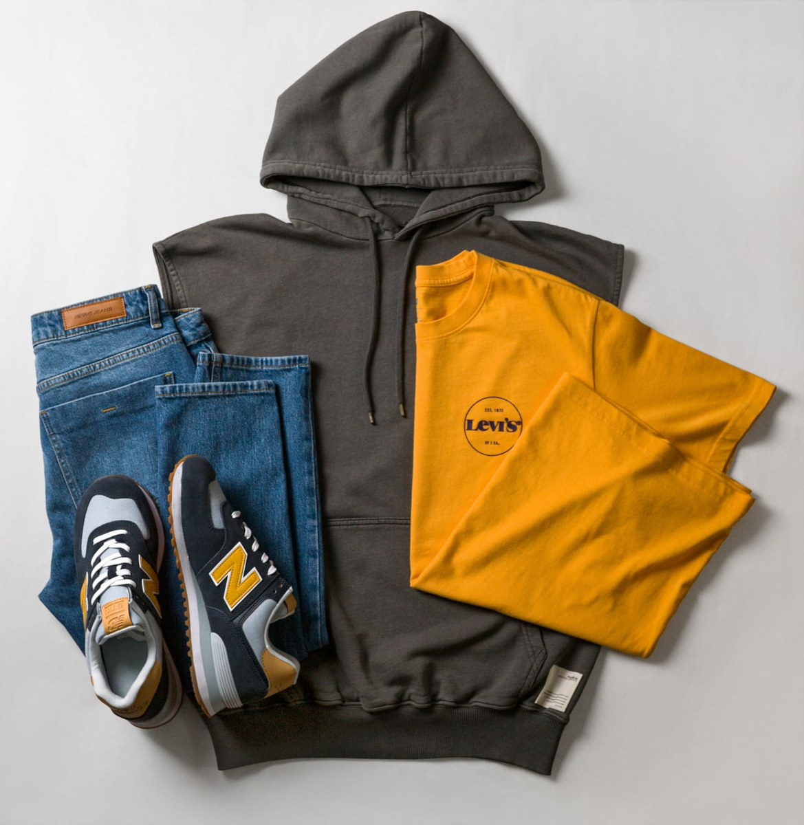 Образ с жилетом-худи, футболкой и кроссовками New Balance. 