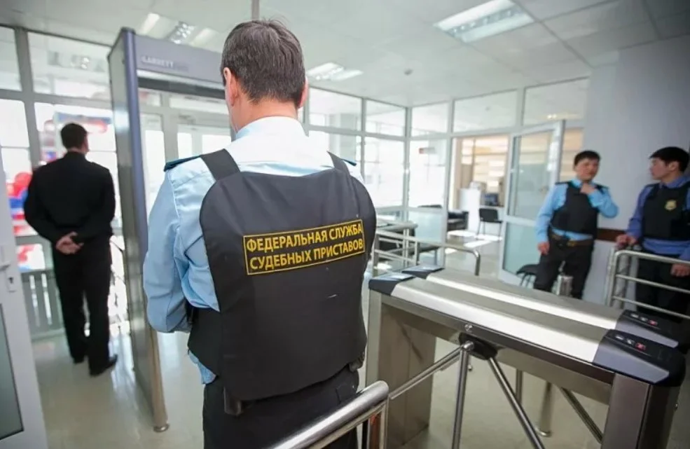 Приставы в аэропорту. Невыездной за границу. Судебные приставы аэропорт. Задержали должника в аэропорту.