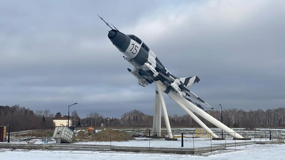 Памятника 17. Памятник самолету Су 17 Буньково Ногинский район. Су-17 памятник. Памятник самолет в Омске. Памятник крыло самолёта в Хабаровском крае.