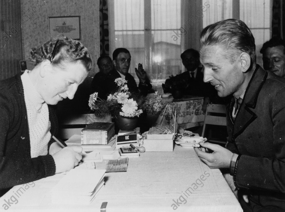 * На фото: 17 октября 1955 года. Эрих Хартманн в лагере Фридланд (Нидерзаксен) во время регистрации по возвращении из советского плена.