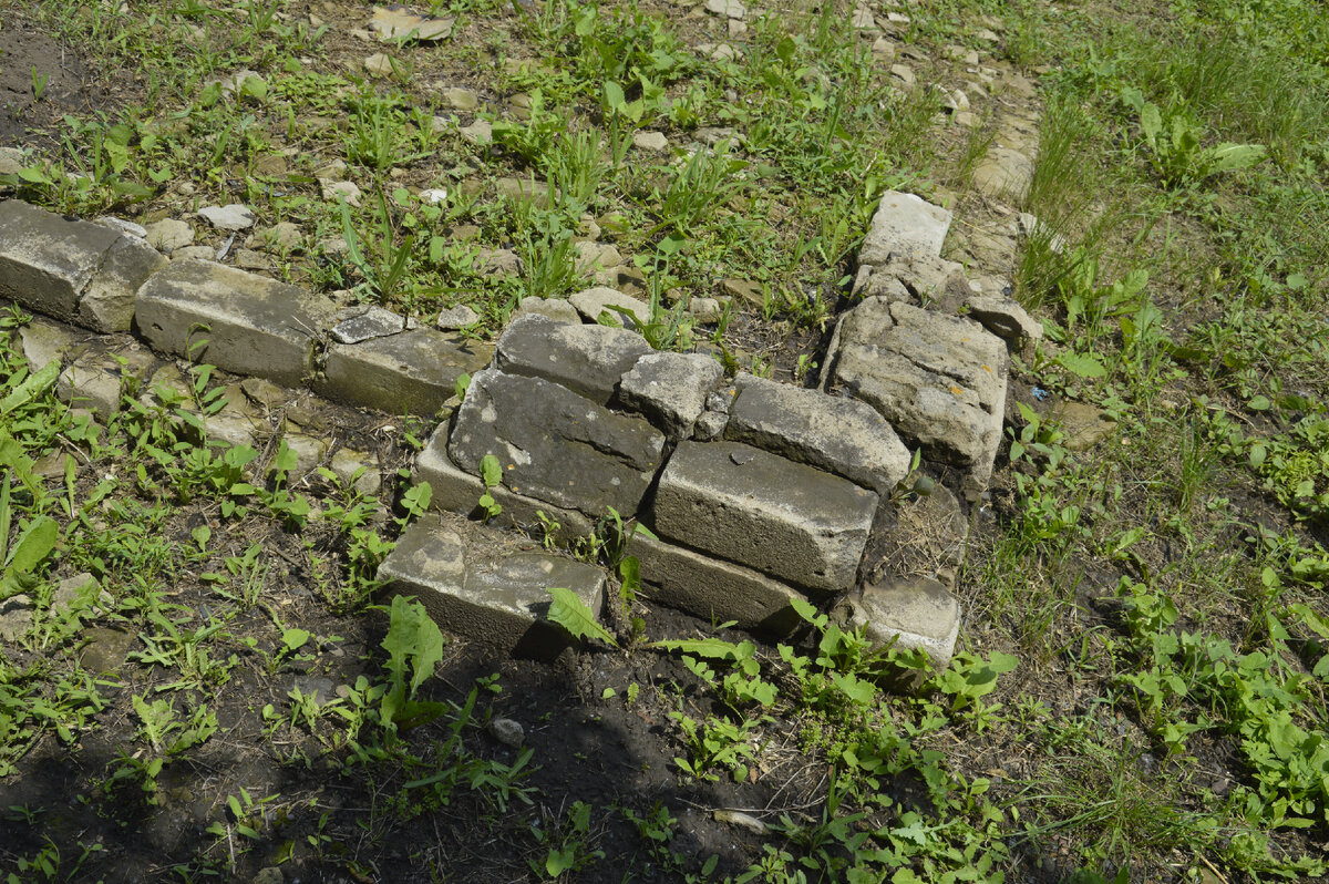 Остатки старого цоколя, который буду разбирать.