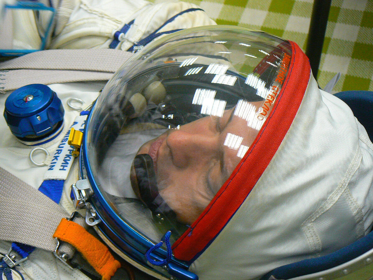 "Вальсальва" крепится с правой стороны на нижнем ободе остекления гермошлема 