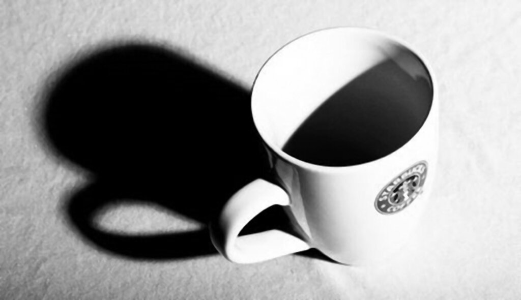 причудливые тени. тени отбрасывают предметы. натюрморт с тенями. странные тени от предметов. тень от предмета.