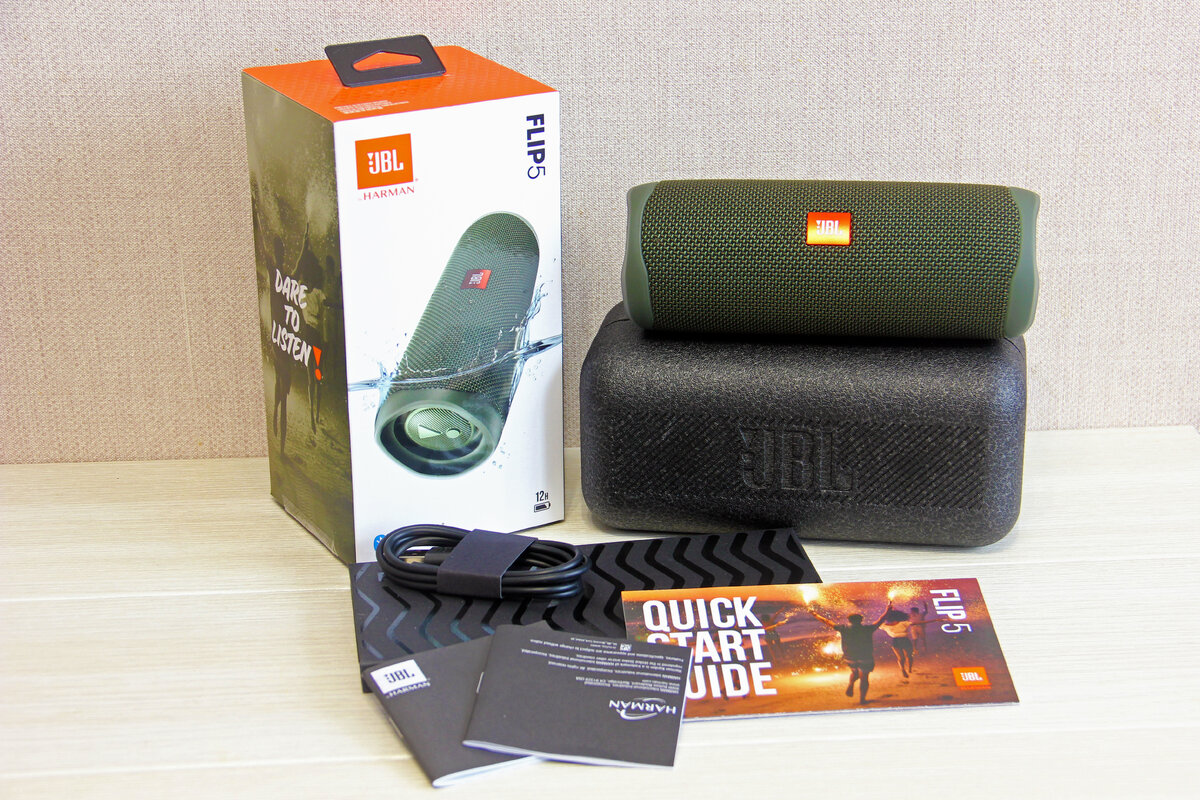 Все, что входит в комплект: колонка, коробочка, зарядное устройство, руководство использования. 