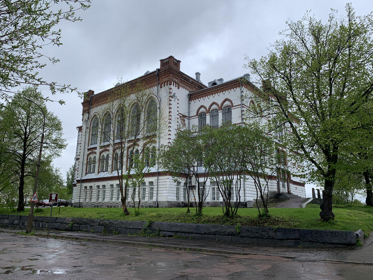 Здание в готическом стиле было построено по проекту архитектора Йохана Якоба Аренберга