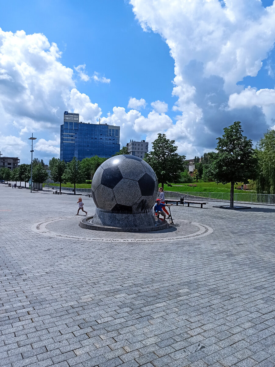 Фото мяча с другого ракурса, вид на проспект Мира.