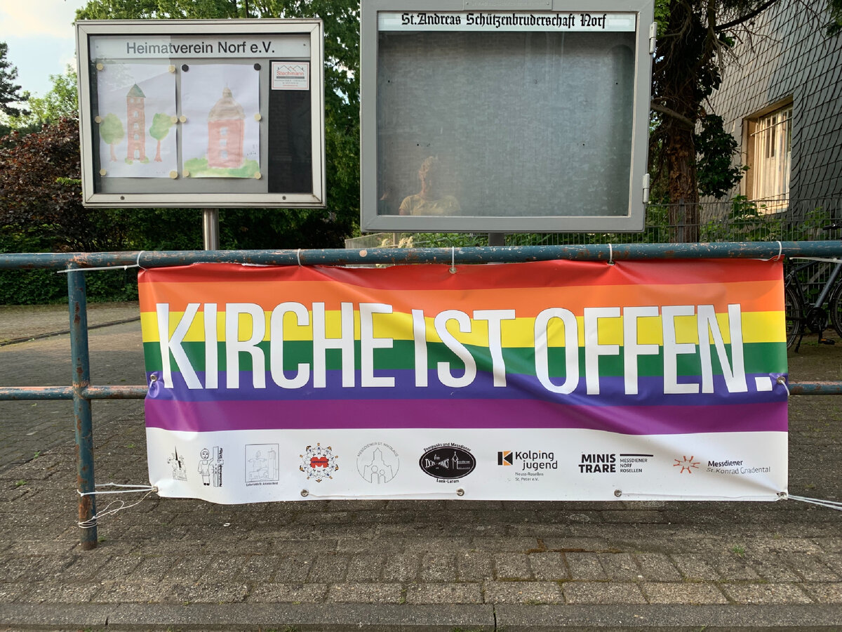 Плакат у входа в церковь святого Андреаса в Норфе (Нойс, Германия) 