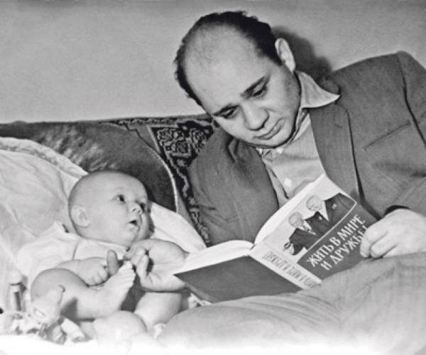 Евгений Павлович, поздно женившись и став отцом, души не чаял в единственном сыне.
